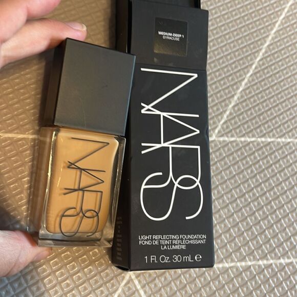 NARS

Light Reflecting Foundation. Syracuse - Picture 2 of 3